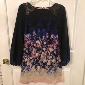 Dress with lace shoulders